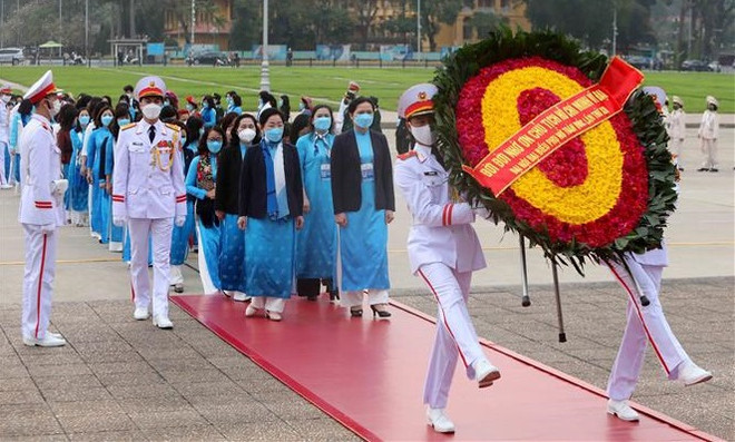 Delegadas del Congreso Nacional de Mujeres rinden tributo al Presidente Ho Chi Minh ảnh 1 Delegadas del Congreso Nacional de Mujeres rinden tributo al Presidente Ho Chi Minh ảnh 1