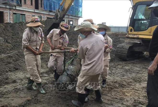 Trasladan de forma segura una bomba remanente de guerra de casi 230 kilogramos ảnh 1 Trasladan de forma segura una bomba remanente de guerra de casi 230 kilogramos ảnh 1