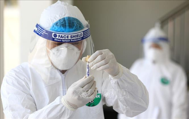 Tasa de pacientes hospitalizados por COVID-19 en Hanoi tiende a disminuir ảnh 1