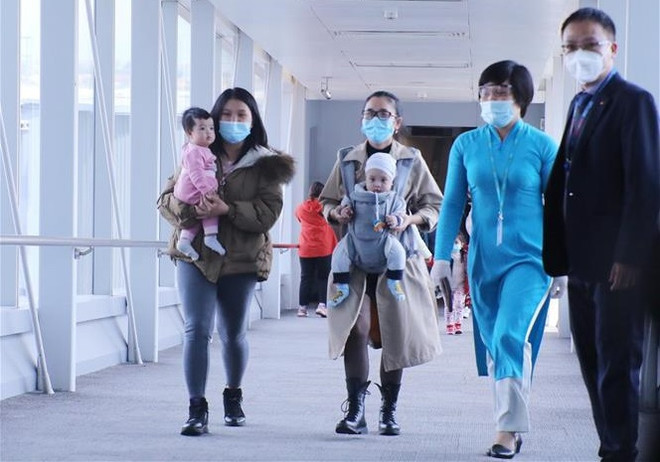 Llega a Vietnam primer vuelo de rescate para vietnamitas en Ucrania ảnh 3 Llega a Vietnam primer vuelo de rescate para vietnamitas en Ucrania ảnh 3