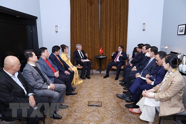 Premier vietnamita recibe a líderes empresariales y universitarios del Reino Unido ảnh 1 Premier vietnamita recibe a líderes empresariales y universitarios del Reino Unido ảnh 1