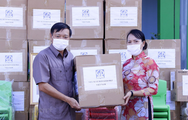 Ministerio de Educación de Vietnam dona materiales docentes a la escuela bilingüe Nguyen Du en Laos ảnh 1 Ministerio de Educación de Vietnam dona materiales docentes a la escuela bilingüe Nguyen Du en Laos ảnh 1