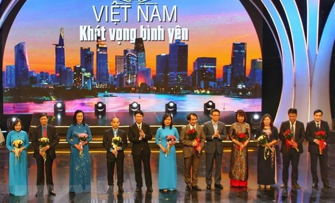 Vietnam honra a personas en la primera línea de combate contra el COVID-19 ảnh 1 Vietnam honra a personas en la primera línea de combate contra el COVID-19 ảnh 1