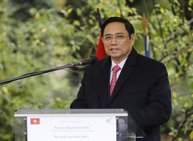 Primer ministro de Vietnam llega a Hanoi tras finalizar su gira de trabajo por Europa ảnh 1