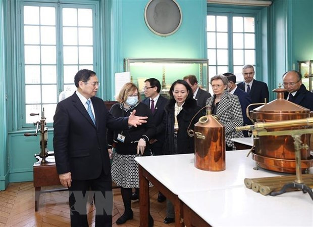 Primer ministro vietnamita visita el Instituto Pasteur de París ảnh 1 Primer ministro vietnamita visita el Instituto Pasteur de París ảnh 1