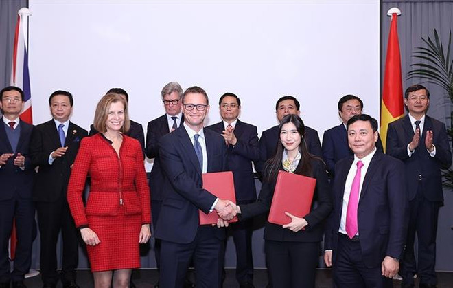 Primer ministro vietnamita presencia firma de acuerdos con Reino Unido ảnh 2 Primer ministro vietnamita presencia firma de acuerdos con Reino Unido ảnh 2
