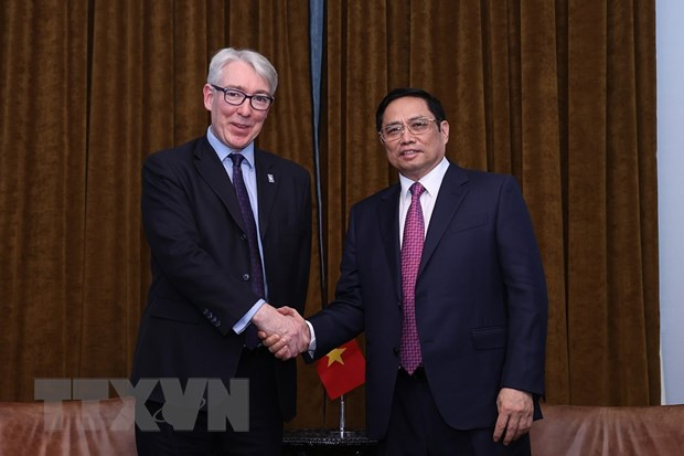 Premier vietnamita recibe a líderes empresariales y universitarios del Reino Unido ảnh 2 Premier vietnamita recibe a líderes empresariales y universitarios del Reino Unido ảnh 2