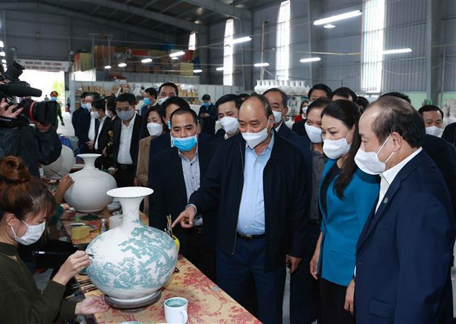 Presidente de Vietnam visita dos cooperativas en provincia de Ninh Binh ảnh 2 Presidente de Vietnam visita dos cooperativas en provincia de Ninh Binh ảnh 2