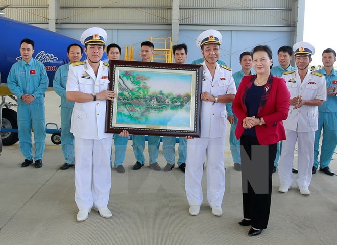 Presidenta de la Asamblea Nacional de Vietnam visita unidades navales en Khanh Hoa ảnh 1 Presidenta de la Asamblea Nacional de Vietnam visita unidades navales en Khanh Hoa ảnh 1
