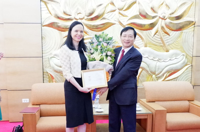 Vietnam condecora a la embajadora de Polonia con insignia de la amistad ảnh 1