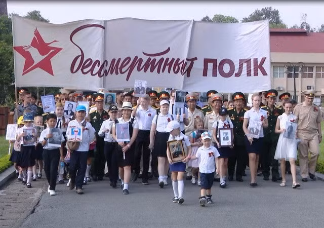 Nutrida participación en la marcha del Regimiento Inmortal en Hanoi ảnh 1
