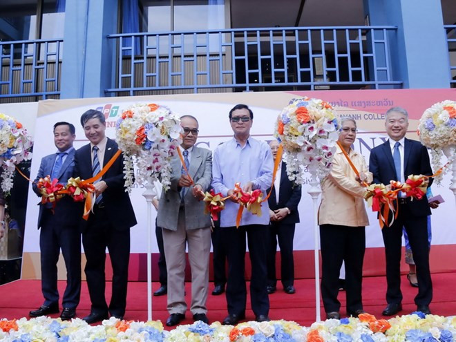 Vietnam proveerá a Laos cursos universitarios de calidad internacional ảnh 1
