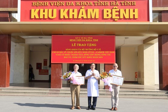 Reconocen contribución de médicos franceses al sector de salud en Vietnam ảnh 1 Reconocen contribución de médicos franceses al sector de salud en Vietnam ảnh 1
