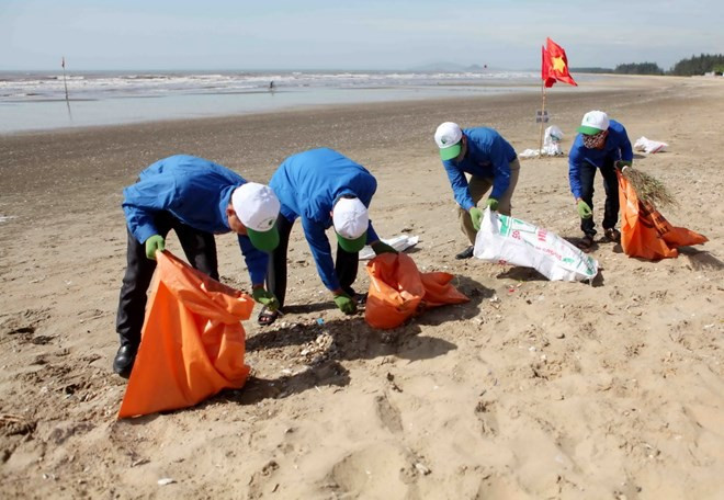 Unen manos para limpiar playas de Ha Long ảnh 1