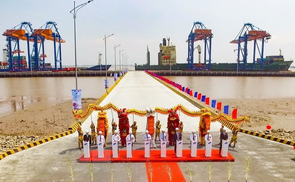 En funcionamiento puerto de aguas profundas Nam Dinh Vu en Vietnam ảnh 1