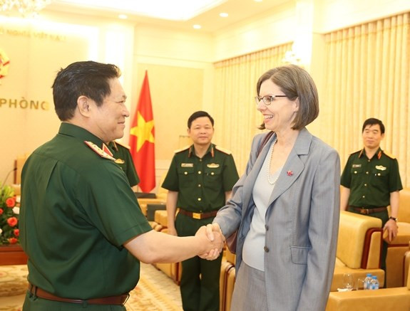 Recibe ministro vietnamita de Defensa al embajador canadiense ảnh 1 Recibe ministro vietnamita de Defensa al embajador canadiense ảnh 1