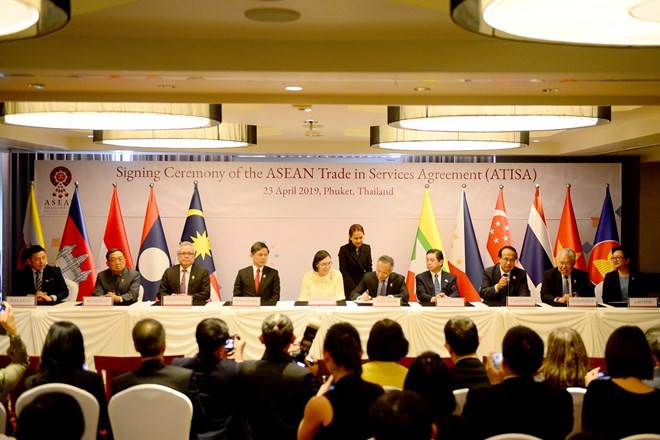 Firman ministros de Economía de ASEAN acuerdos de servicios e inversión ảnh 1 Firman ministros de Economía de ASEAN acuerdos de servicios e inversión ảnh 1