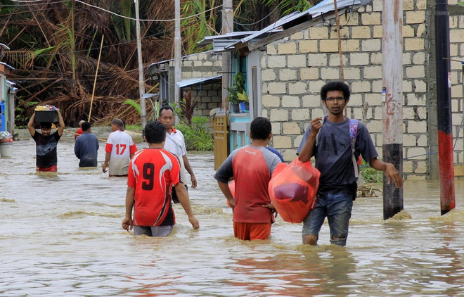 Reportan 10 muertos y ocho desaparecidos por inundaciones en Indonesia ảnh 1 Reportan 10 muertos y ocho desaparecidos por inundaciones en Indonesia ảnh 1