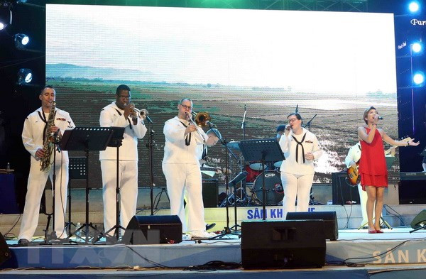 Actúa en Da Nang banda de Séptima Flota de EE.UU. ảnh 1 Actúa en Da Nang banda de Séptima Flota de EE.UU. ảnh 1