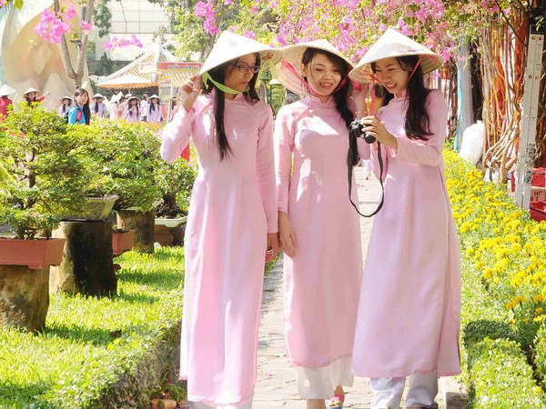 Celebran en Praga gala de poesía y música en honor a mujeres vietnamitas ảnh 1 Celebran en Praga gala de poesía y música en honor a mujeres vietnamitas ảnh 1