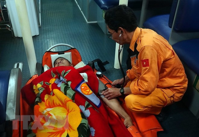 Rescatan a marinero extranjero accidentado en aguas de Vietnam ảnh 1
