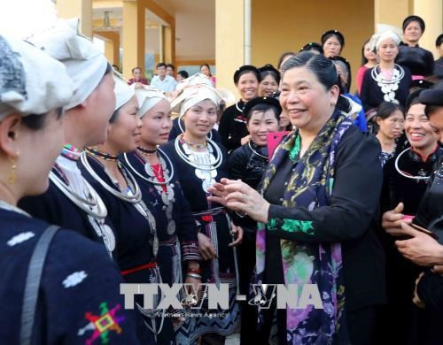 Subjefa parlamentaria entrega regalos a pobres en Tuyen Quang ảnh 1 Subjefa parlamentaria entrega regalos a pobres en Tuyen Quang ảnh 1