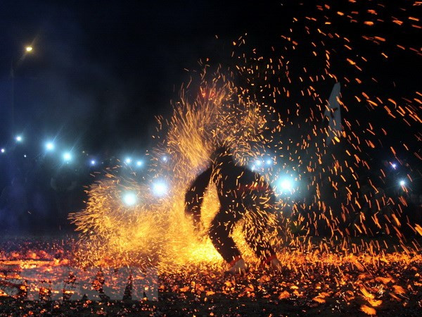 Grupo étnico minoritario vietnamita celebra danza tradicional de fuego ảnh 1