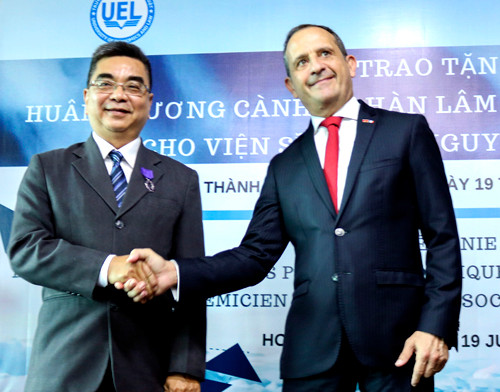 Profesor adjunto vietnamita honrado con Orden de las Palmas Académicas de Francia ảnh 1 Profesor adjunto vietnamita honrado con Orden de las Palmas Académicas de Francia ảnh 1