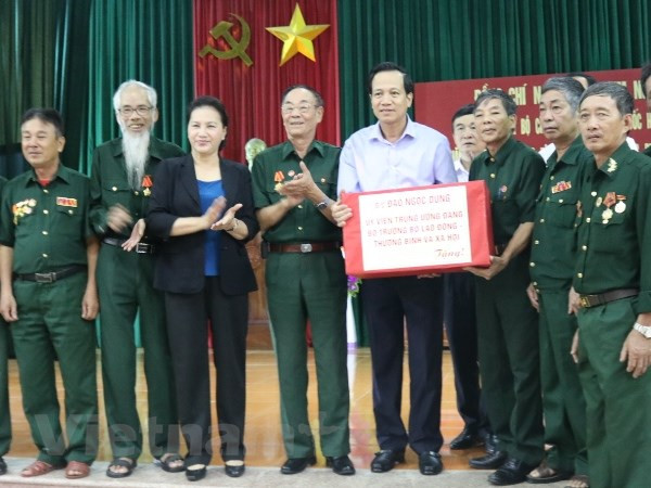 Presidenta del Parlamento entrega regalos a inválidos de guerra ảnh 1 Presidenta del Parlamento entrega regalos a inválidos de guerra ảnh 1