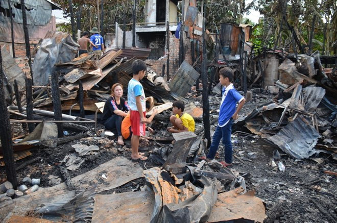 Comunidad vietnamita en Camboya ayuda a víctimas de incendio ảnh 1 Comunidad vietnamita en Camboya ayuda a víctimas de incendio ảnh 1