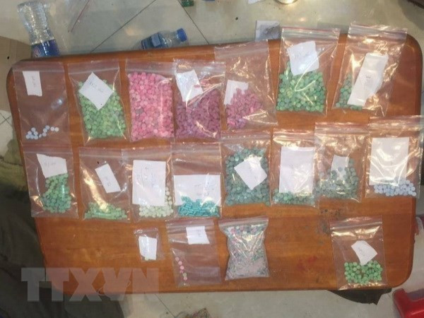 Arrestan a narcotraficantes con miles de píldoras de drogas en Vietnam ảnh 1