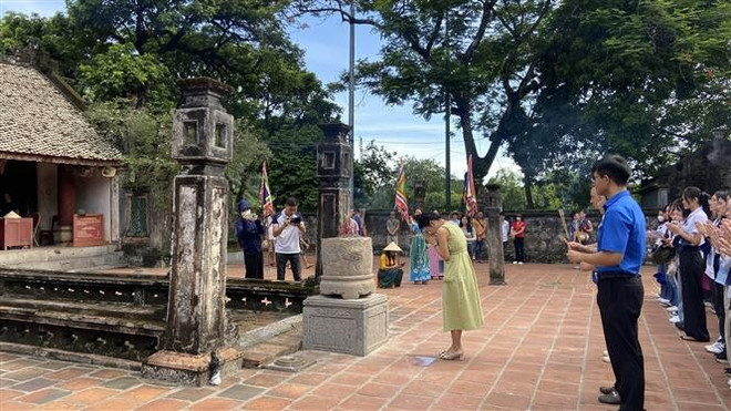 Participantes en Campamento Veraniego de Vietnam 2023 rinden homenaje a antepasados ảnh 1 Participantes en Campamento Veraniego de Vietnam 2023 rinden homenaje a antepasados ảnh 1