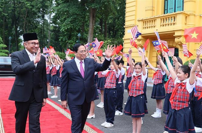 Premier de Vietnam preside acto de recibimiento a jefe de Gobierno malasio ảnh 2 Premier de Vietnam preside acto de recibimiento a jefe de Gobierno malasio ảnh 2