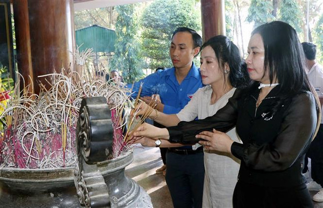 Jóvenes vietnamitas en exterior honran a mártires en encrucijada Dong Loc ảnh 2 Jóvenes vietnamitas en exterior honran a mártires en encrucijada Dong Loc ảnh 2