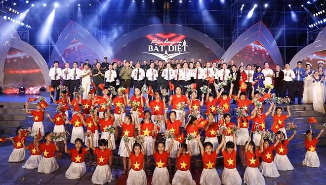 Programa artístico honra a inválidos de guerra y mártires de Vietnam ảnh 1