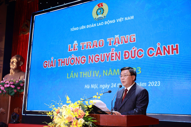 Entregan premio Nguyen Duc Canh a destacados trabajadores vietnamitas ảnh 2 Entregan premio Nguyen Duc Canh a destacados trabajadores vietnamitas ảnh 2