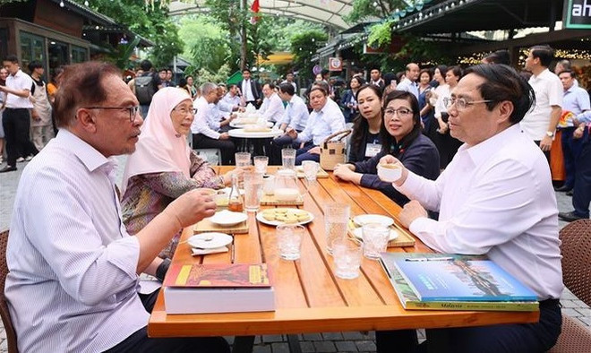 Primeros ministros de Vietnam y Malasia disfrutan del café y la lectura en Hanoi ảnh 2 Primeros ministros de Vietnam y Malasia disfrutan del café y la lectura en Hanoi ảnh 2