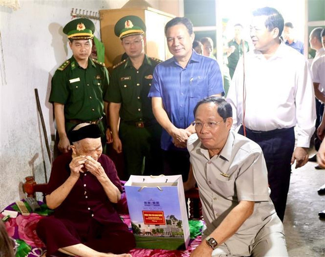 Vicepresidente de Parlamento vietnamita visita a familiares de inválidos y mártires ảnh 2 Vicepresidente de Parlamento vietnamita visita a familiares de inválidos y mártires ảnh 2