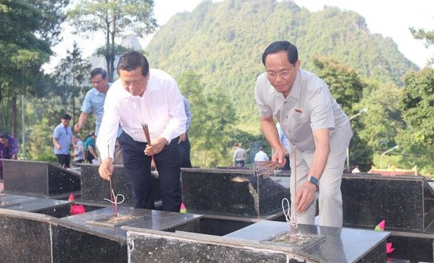 Vicepresidente de Parlamento vietnamita visita a familiares de inválidos y mártires ảnh 1 Vicepresidente de Parlamento vietnamita visita a familiares de inválidos y mártires ảnh 1