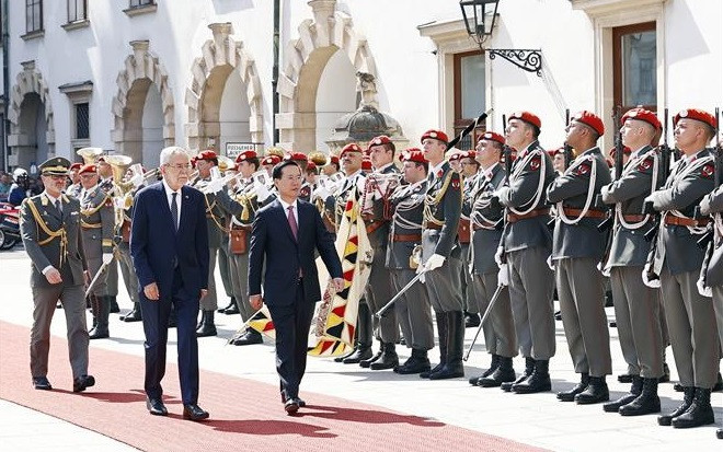 Efectúan ceremonia oficial de bienvenida al presidente vietnamita en Austria ảnh 1 Efectúan ceremonia oficial de bienvenida al presidente vietnamita en Austria ảnh 1