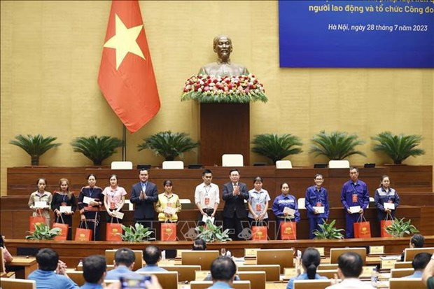 Presidente parlamentario elogia contribuciones de trabajadores al desarrollo nacional ảnh 1