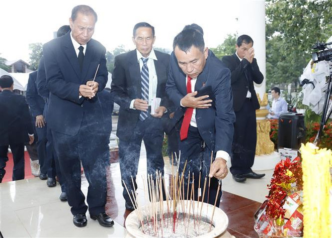Vietnamitas en Laos rinden homenaje a héroes y mártires ảnh 1 Vietnamitas en Laos rinden homenaje a héroes y mártires ảnh 1