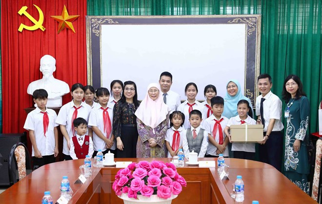 Cónyuges de premieres vietnamitas y malasios visitan Aldea Infantil SOS en Hanoi ảnh 2 Cónyuges de premieres vietnamitas y malasios visitan Aldea Infantil SOS en Hanoi ảnh 2