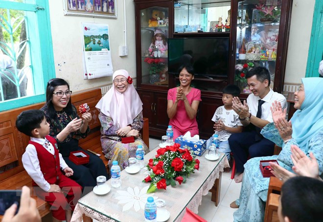 Cónyuges de premieres vietnamitas y malasios visitan Aldea Infantil SOS en Hanoi ảnh 3 Cónyuges de premieres vietnamitas y malasios visitan Aldea Infantil SOS en Hanoi ảnh 3