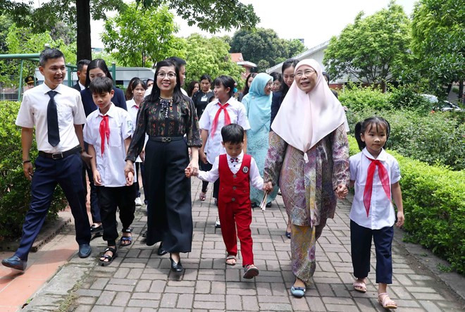 Cónyuges de premieres vietnamitas y malasios visitan Aldea Infantil SOS en Hanoi ảnh 1 Cónyuges de premieres vietnamitas y malasios visitan Aldea Infantil SOS en Hanoi ảnh 1