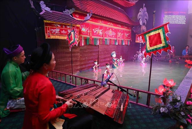 Cónyuges de premieres vietnamitas y malasios disfrutan de títeres de agua en Hanoi ảnh 3