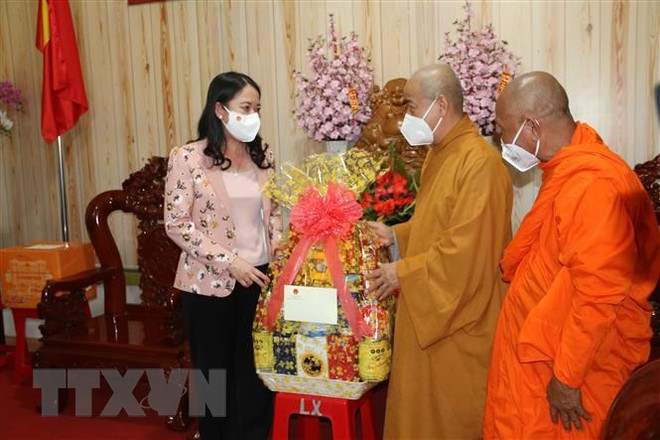 Vicepresidenta vietnamita entrega regalos a pobladores de Tra Vinh en ocasión del Tet ảnh 1 Vicepresidenta vietnamita entrega regalos a pobladores de Tra Vinh en ocasión del Tet ảnh 1