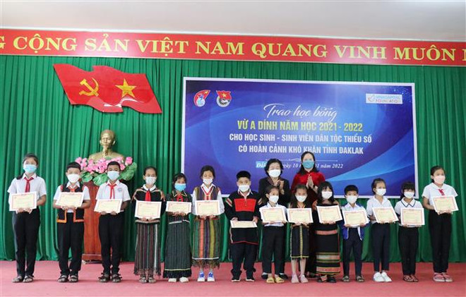 Entregan becas a alumnos con escasez económica en provincia vietnamita ảnh 1 Entregan becas a alumnos con escasez económica en provincia vietnamita ảnh 1