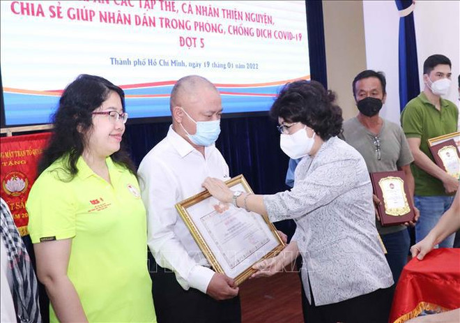 Ciudad Ho Chi Minh honra a voluntarios en lucha contra el COVID-19 ảnh 1 Ciudad Ho Chi Minh honra a voluntarios en lucha contra el COVID-19 ảnh 1