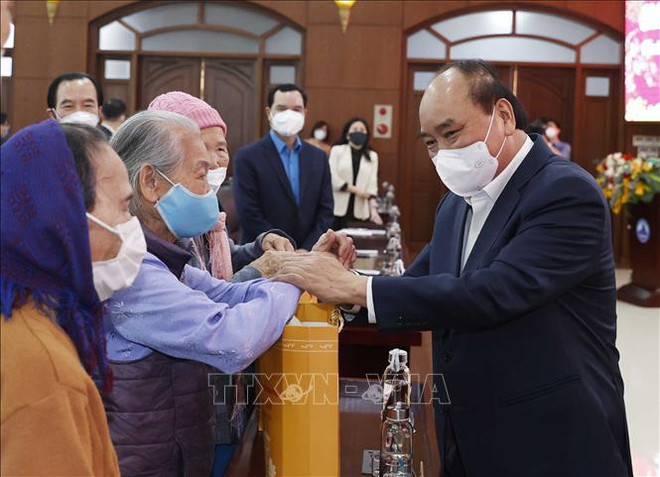 Presidente de Vietnam obsequia regalos del Tet a hogares pobres en ciudad de Da Nang ảnh 1 Presidente de Vietnam obsequia regalos del Tet a hogares pobres en ciudad de Da Nang ảnh 1